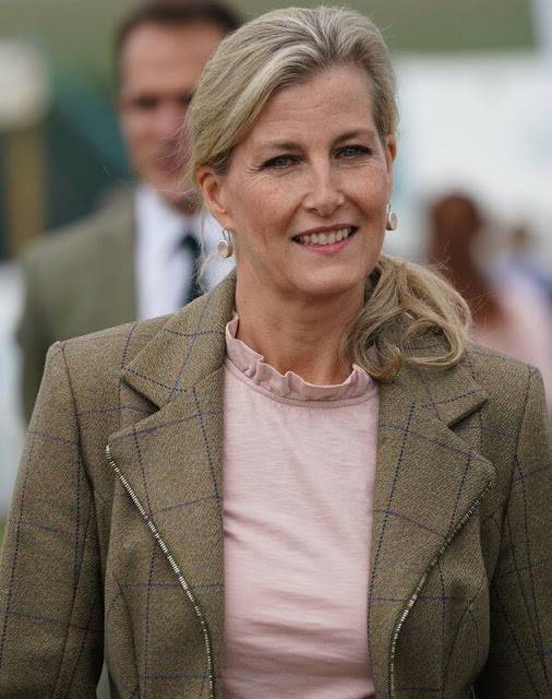 姑嫂俩|英国长公主与弟媳玩得嗨皮！穿嫩黄色衬肤显白，姑嫂俩的笑容太像