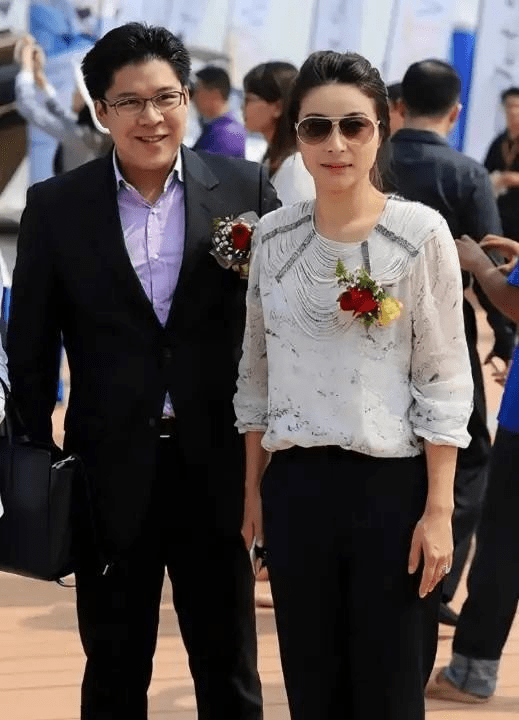 服装|?郭晶晶不愧是豪门儿媳,分寸拿捏得真好,与公公同框,更显大气