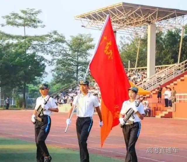 校服|万万没想到！到了大学还是要穿校服，而且这么难看！