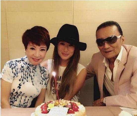 卫衣|谢霆锋69岁妈妈扮嫩，穿印花卫衣外套系腰间，一身前卫打扮减龄