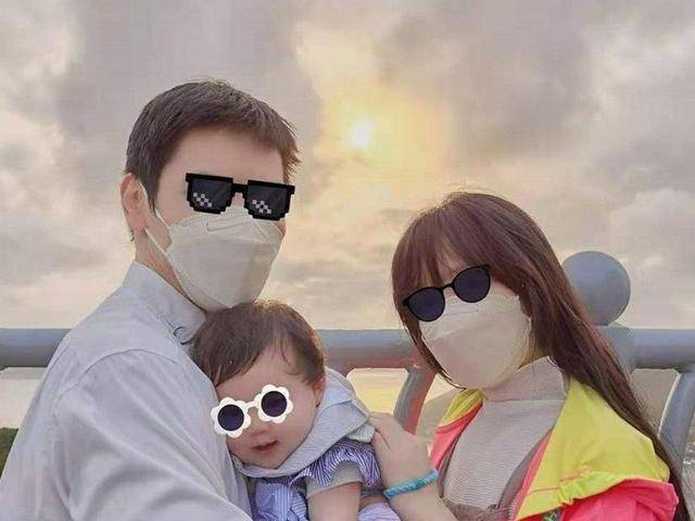 郭碧婷|郭碧婷带女儿逛公园，素颜出行打扮低调，全程抱着小奶皇母爱爆棚
