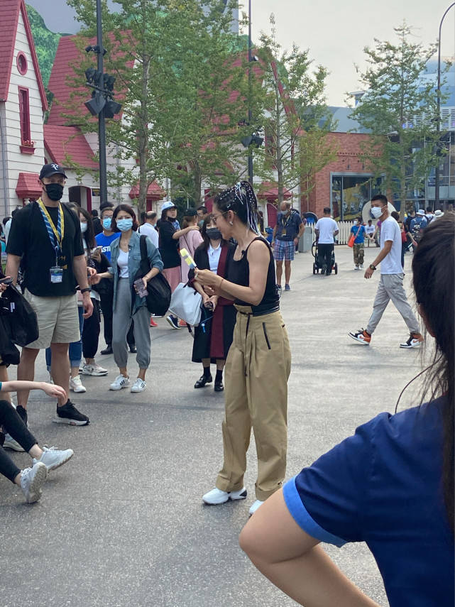 黑色|网友环球影城偶遇李冰冰，厚背粗手臂显雄壮，满头脏辫嘻哈范十足