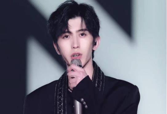 舞台|被黑的超级惨的蔡徐坤,终于证明了自己,舞台上“撩”力十足