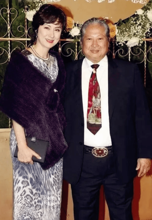 整体|洪金宝小13岁老婆真气质！穿印花裙窈窕又精致，56岁仍有超模身材