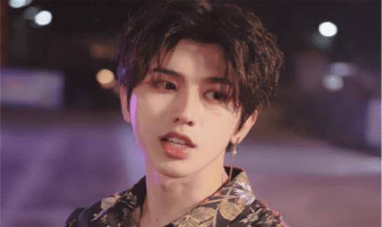 舞台|被黑的超级惨的蔡徐坤,终于证明了自己,舞台上“撩”力十足