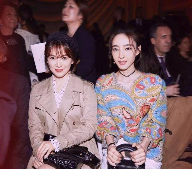 黑色|宋慧乔和王丽坤只差3岁，但是搭配得很成熟，气质相差很大