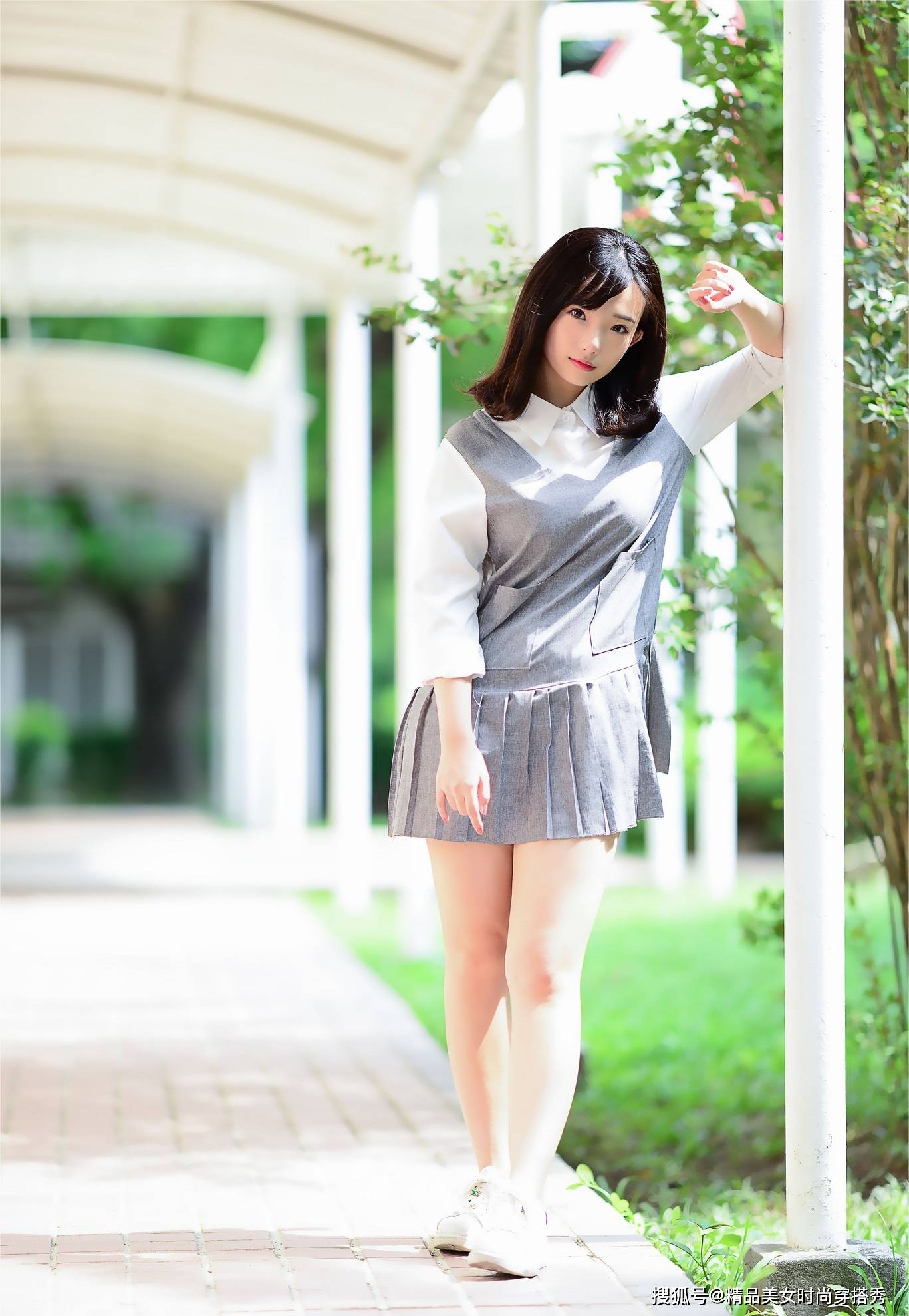 塑造出|美女身穿拼接衬衫百褶裙假两件套，妥妥的纯情少女风
