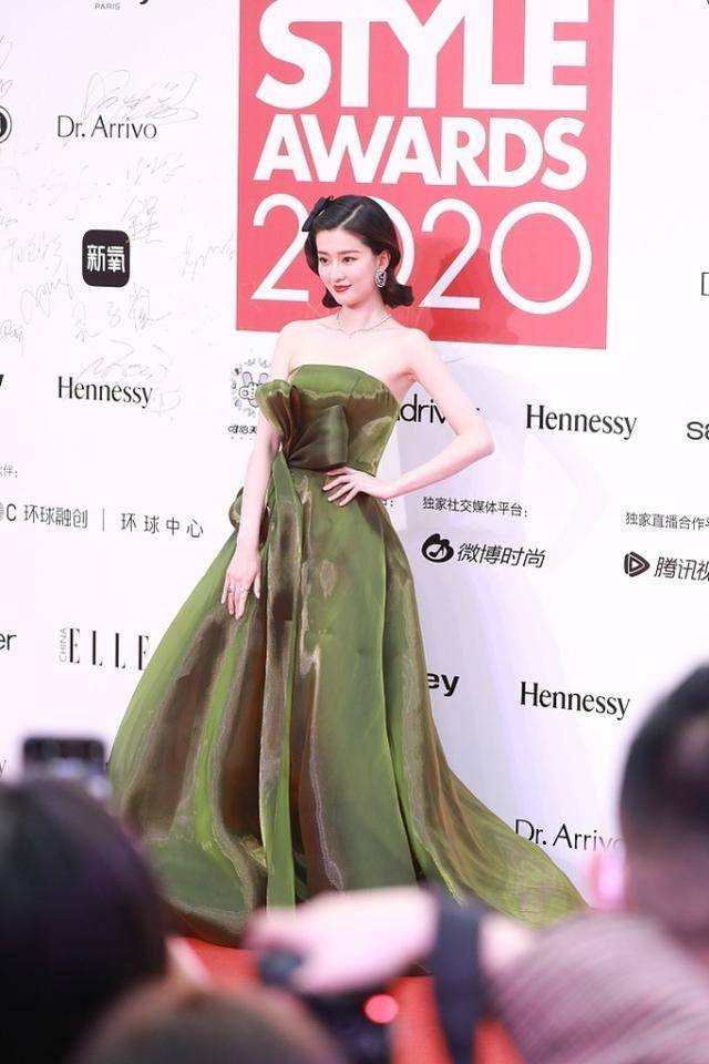 饱和度|乔欣挺有“富家千金”的感觉，身着高开叉裙秀漫画腿，魅惑又撩人