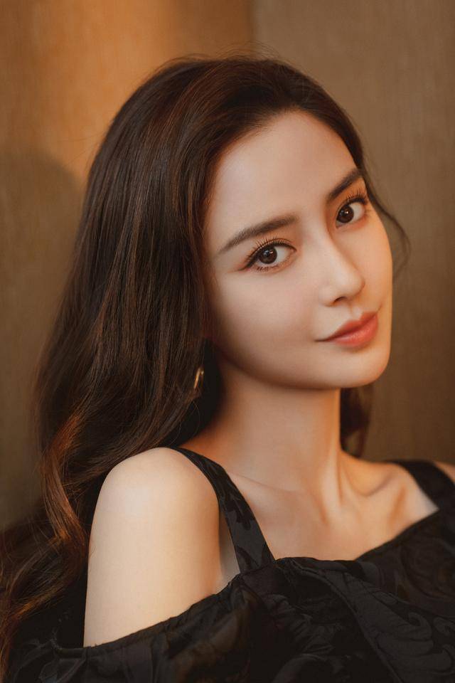 苗条身材|Angelababy真是“最美辣妈”，黑色暗花吊带配短裙酷炫霸气，真美
