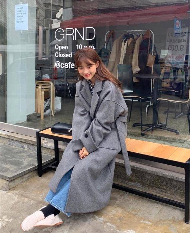 身材|下半身穿一条黑色的铅笔裤,配以黑色过膝长靴,能够呈现出极为显瘦的效果