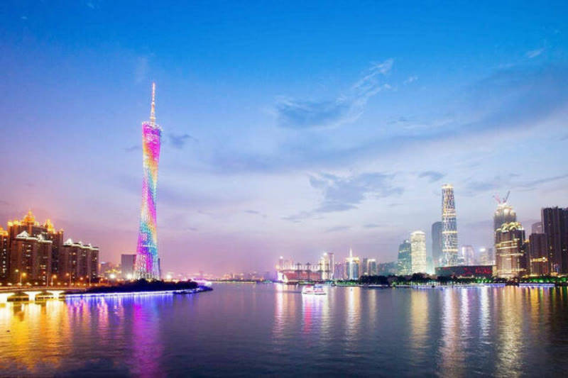 广东广州塔，高达112层，顶层的摩天轮可俯瞰整个广州！