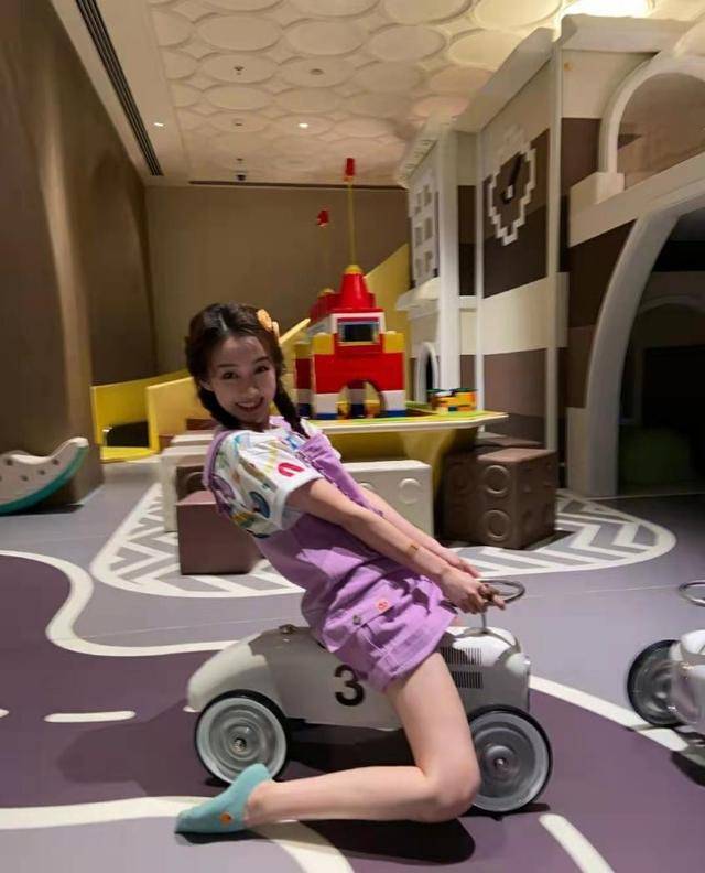 颜色|还记得“严莉莉”吗，刘美含长大有点不敢认，一身甜系穿搭好清纯