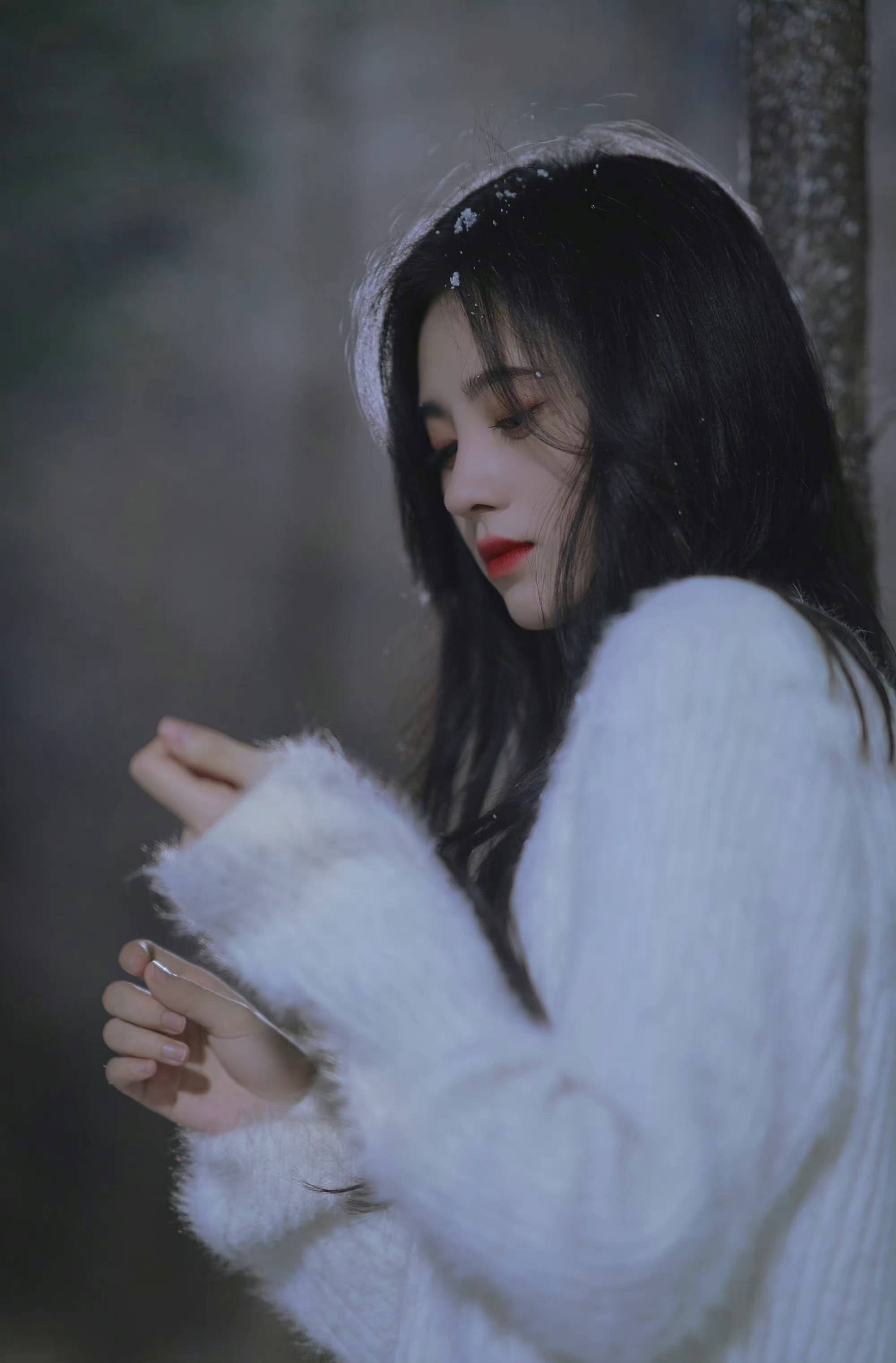鞠婧祎|鞠婧祎雪中氛围感大片白色针织开衫搭配黑色百褶裙，空气中都弥漫着唯美的气息