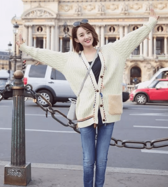 一身|赵丽颖穿得真有秋日气息，穿一身黑配针织“袖套”，显瘦还好时髦