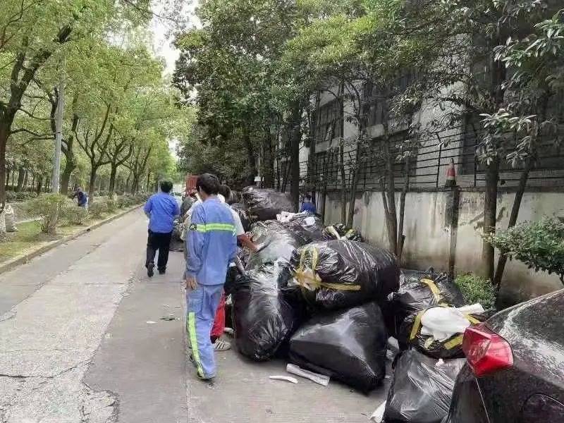 路边偷倒95袋垃圾 重罚 城管