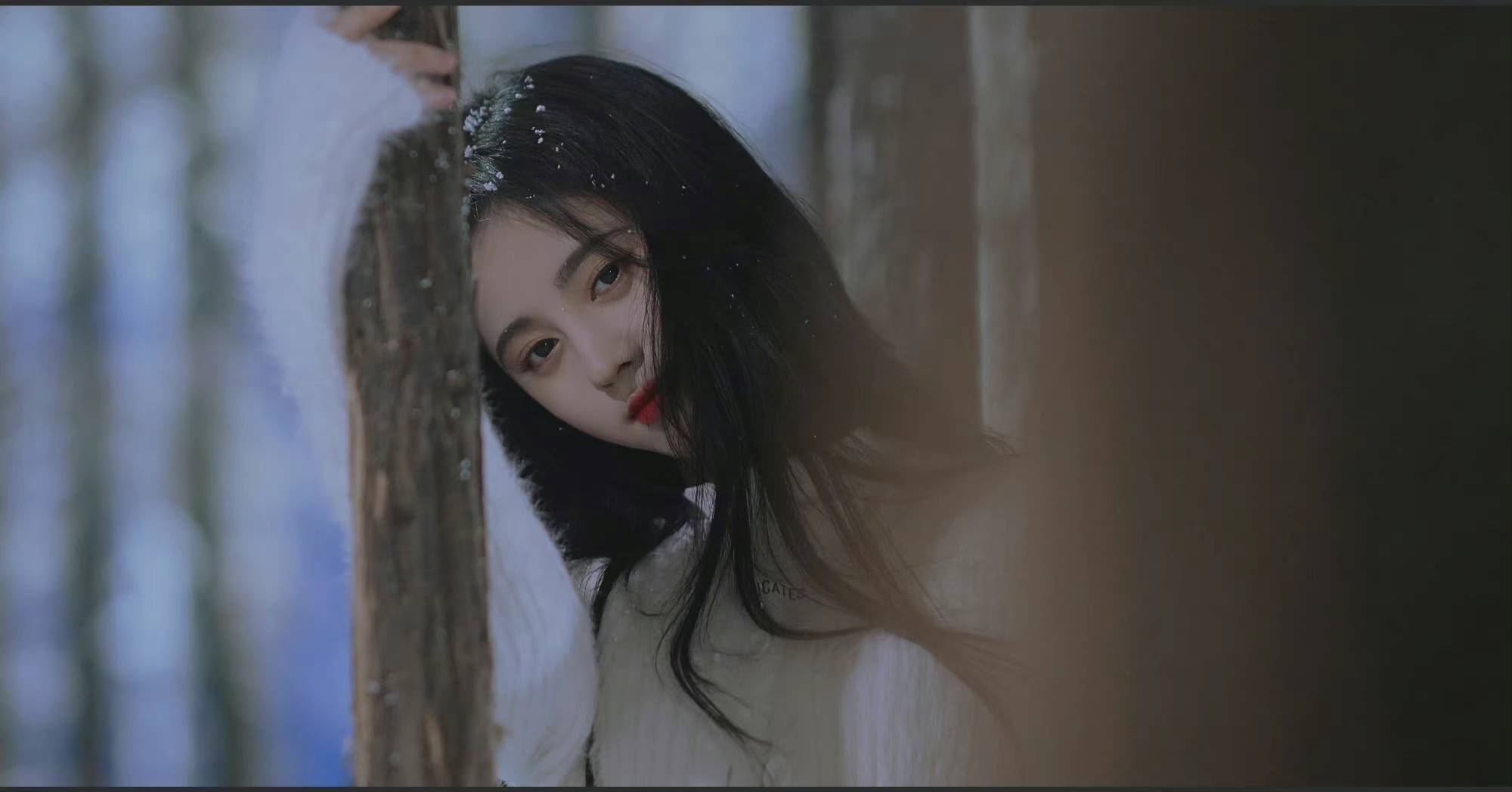 鞠婧祎|鞠婧祎雪中氛围感大片白色针织开衫搭配黑色百褶裙，空气中都弥漫着唯美的气息
