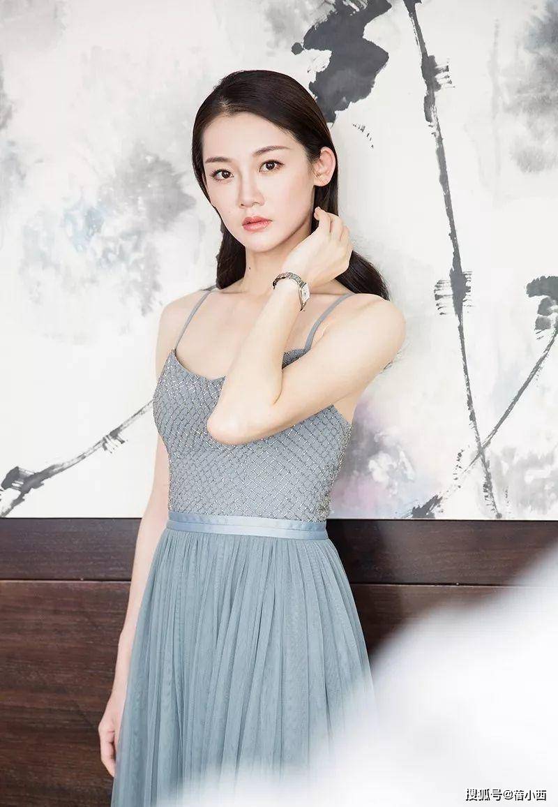 黑色|郑恺老婆苗苗的气质真天然，穿T恤配印花裤就出门，根本无需美颜