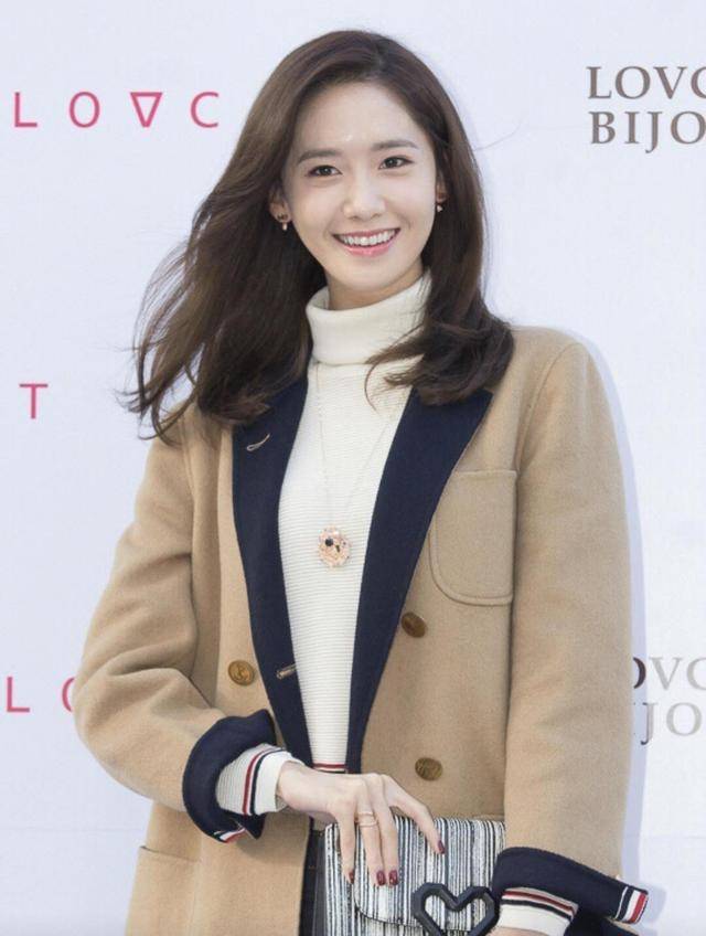 黑色|马苏又美回来了，穿驼色大衣搭配牛仔裤简约干练，高级感爆棚