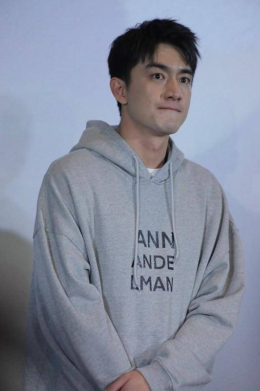 卫衣|林更新生图更真实，美颜后反而没了男人味，穿卫衣也挺帅气