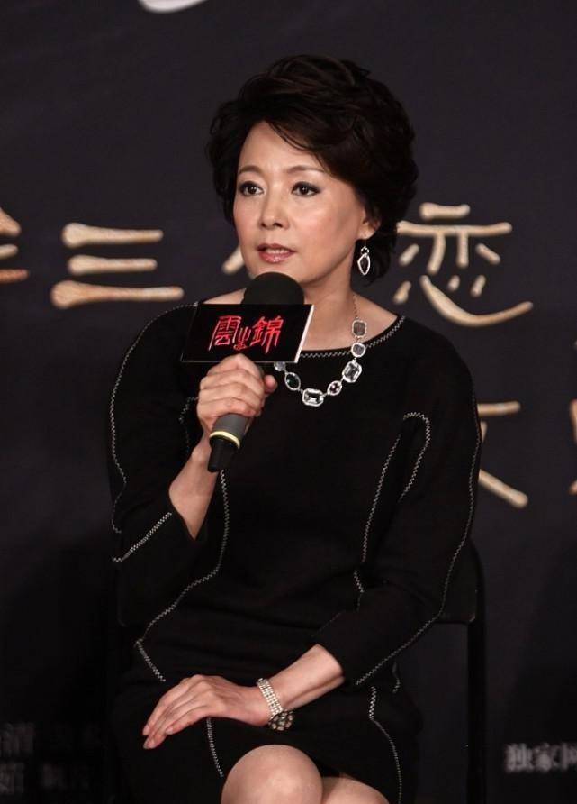 张瑜才|张瑜才是优雅代言人，穿描边黑裙配高跟鞋，妆容素雅大气挺高贵