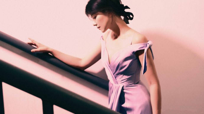 么本日|承认吧！39岁高圆圆不仅长得美，衣品更是一流，蓝配白堪称经典