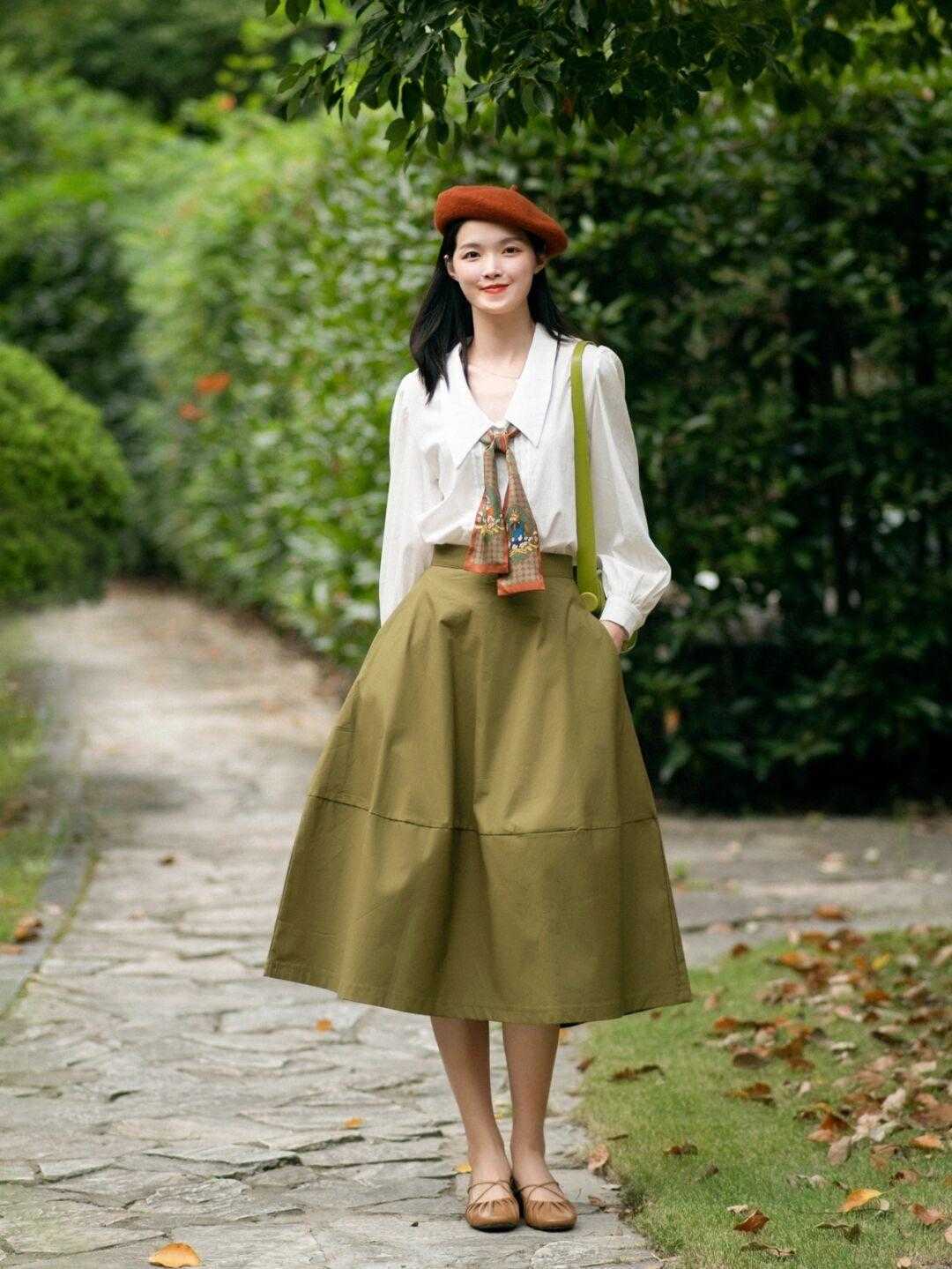 卫衣|早秋怎么穿出高级感？卫衣搭配牛仔半身裙简约利落，洒脱又舒适