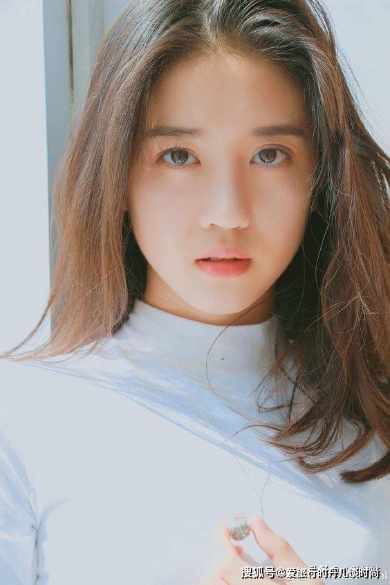 好身材|新加坡大美女李凯馨的时尚穿搭，“高颜值”“好身材”行走的衣架