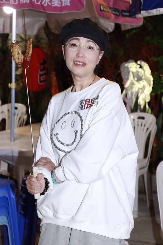 丑也挺|年近60的“石榴姐”不扮丑也挺美，休闲卫衣配阔腿裤，看着挺清爽