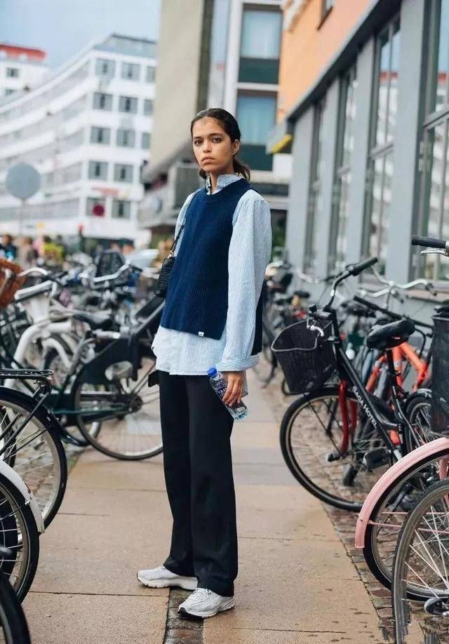 looks|郝蕾穿衣真大胆，针织背心开叉到腋下，叠穿连衣裙，意外很时髦