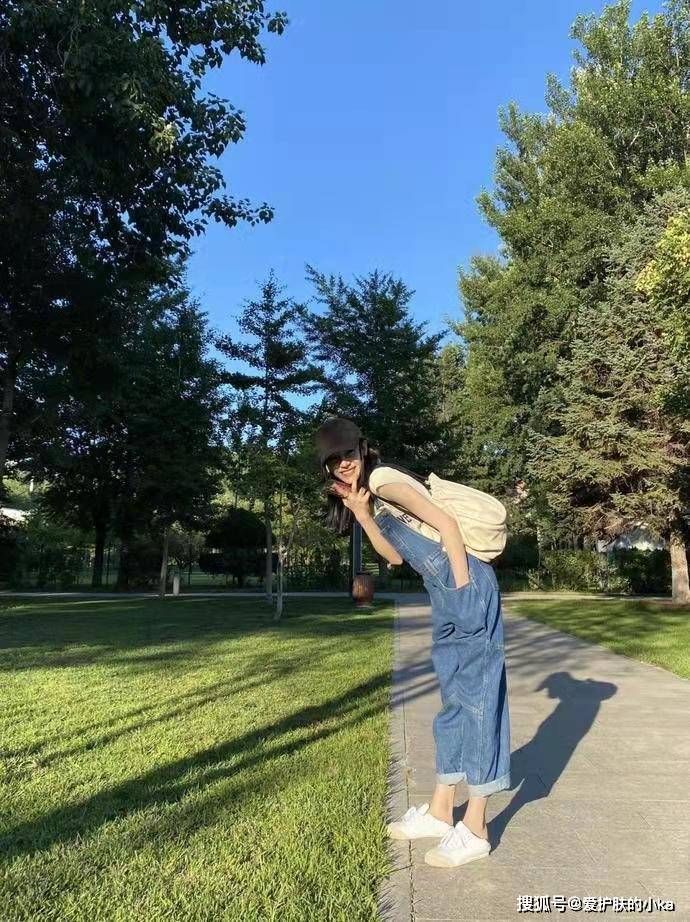 身材|29岁热巴少女感不减，晒出游照穿背带裤像高中生，青春靓丽