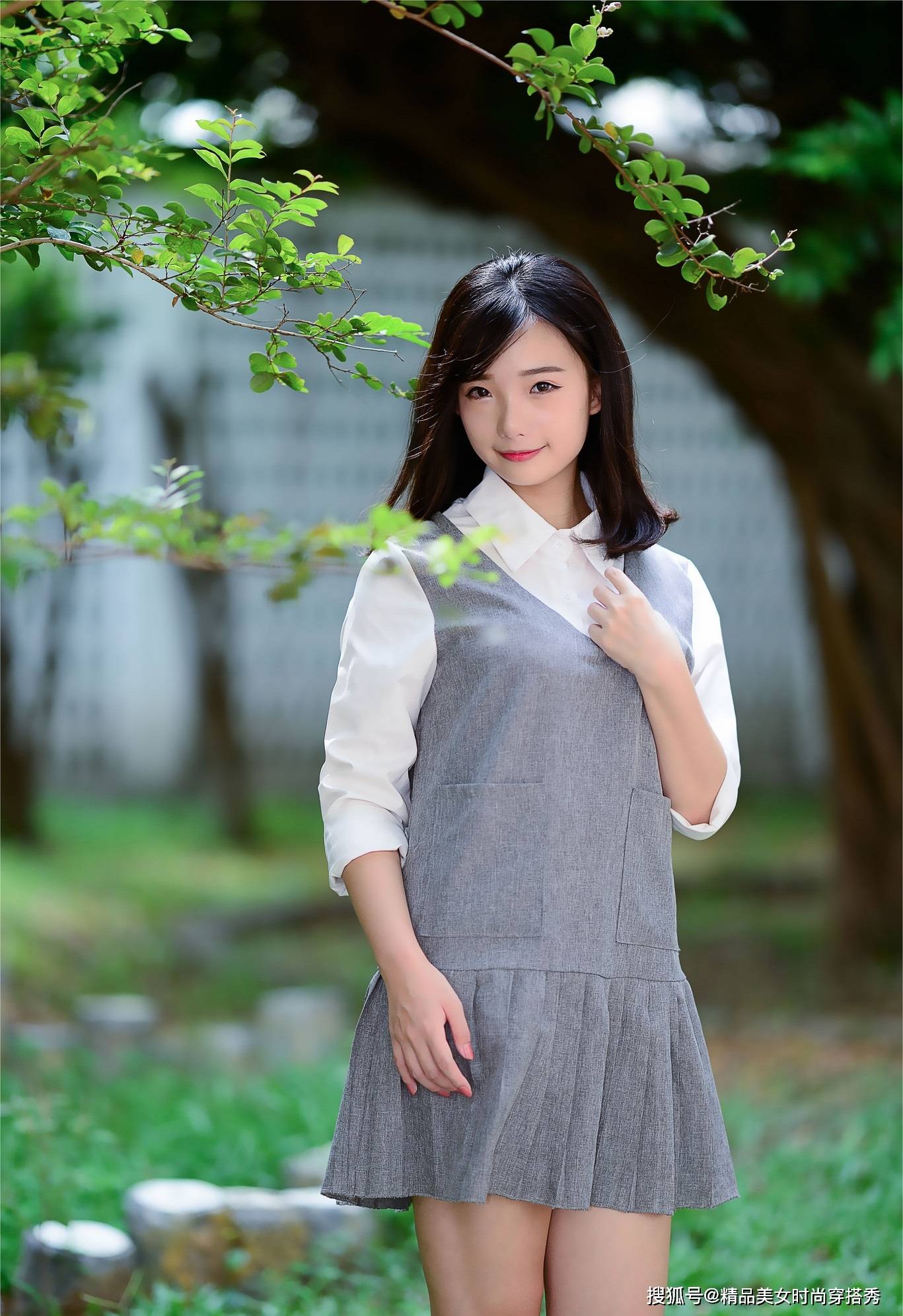 塑造出|美女身穿拼接衬衫百褶裙假两件套，妥妥的纯情少女风