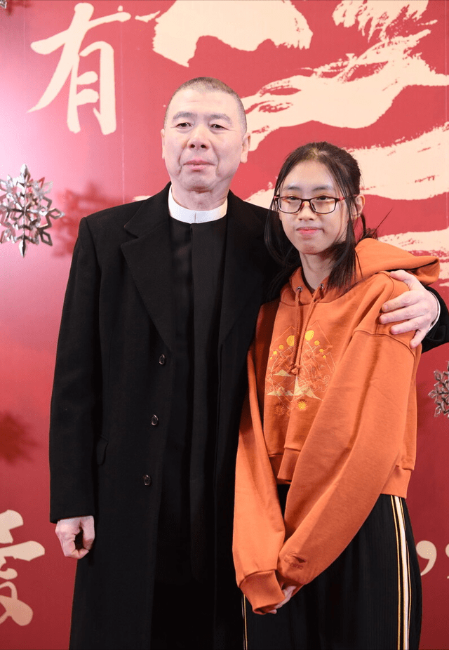 养女|冯小刚一家三口罕亮相,15岁养女长发披肩打扮靓,父女共用一张脸