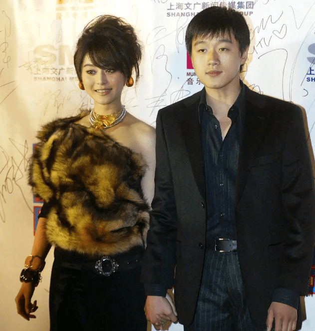 内衣|爆炸头、工装裤、貂皮配内衣，以前的女星红毯原来这么敢穿