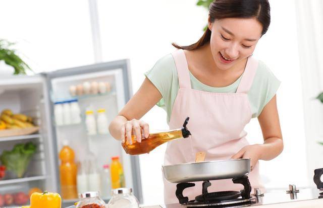 因为|新婚被婆婆立了规矩：工资低的做饭，儿媳晒出工资单后逆转局面