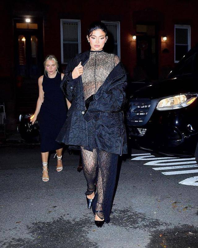 黑色|凯莉·詹娜孕期挺大肚，穿黑色蕾丝连体裤，贴身设计考验身材