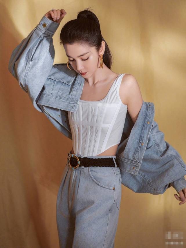 黑色|网友环球影城偶遇李冰冰，厚背粗手臂显雄壮，满头脏辫嘻哈范十足