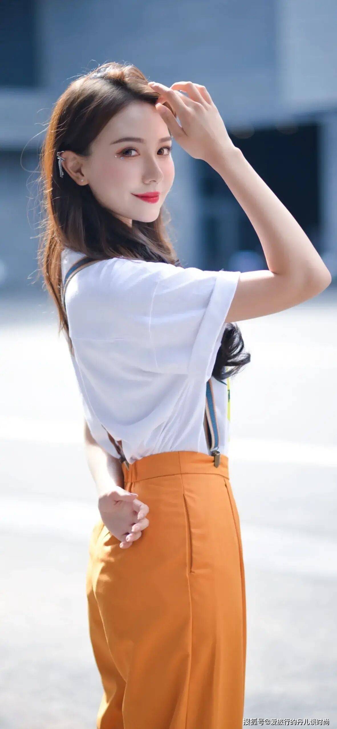 卡通|小姐姐太嫩了，穿白色t恤搭橘色背带裤清新甜美，尽显少女气质