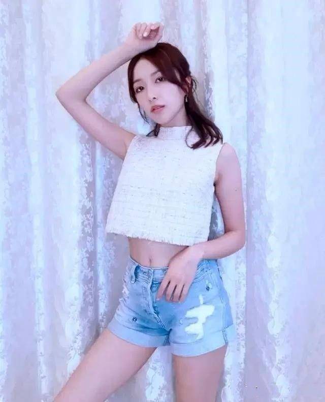 女友|李泽楷小26岁女友晒写真,深V婚纱凹出好身材,头戴花环像小仙女
