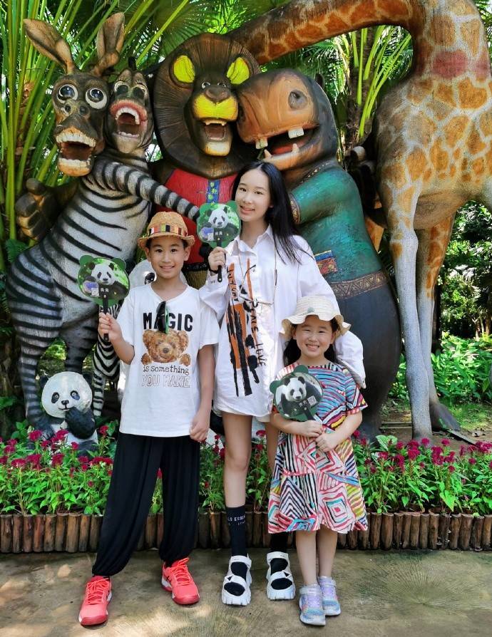 黑色|赵文卓好福气！41岁妻子一身黑贵气优雅，13岁女儿身材气质太优越