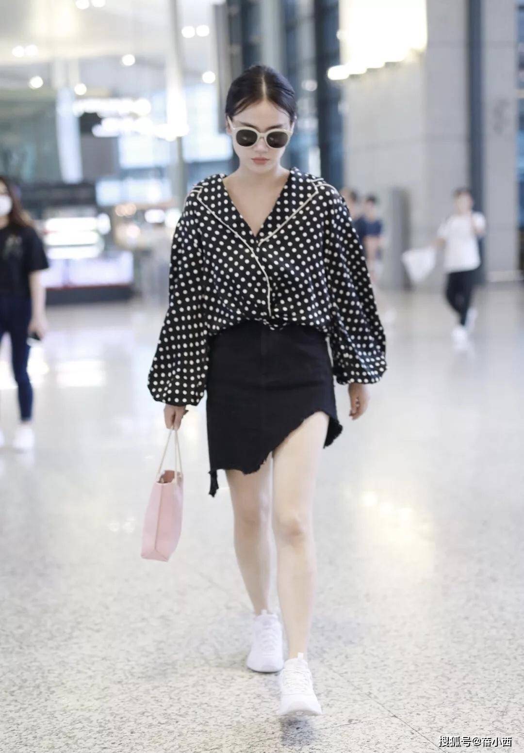 黑色|郑恺老婆苗苗的气质真天然，穿T恤配印花裤就出门，根本无需美颜