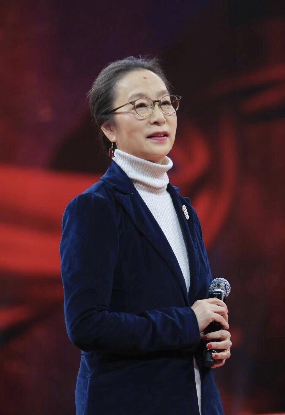 奚美娟|奚美娟才是奶奶辈顶流，66岁状态超好，穿一袭黑色连衣裙高级优雅