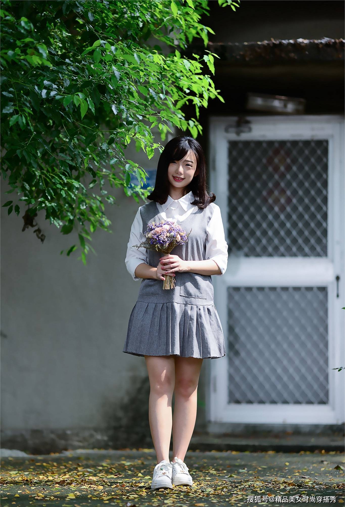 塑造出|美女身穿拼接衬衫百褶裙假两件套，妥妥的纯情少女风