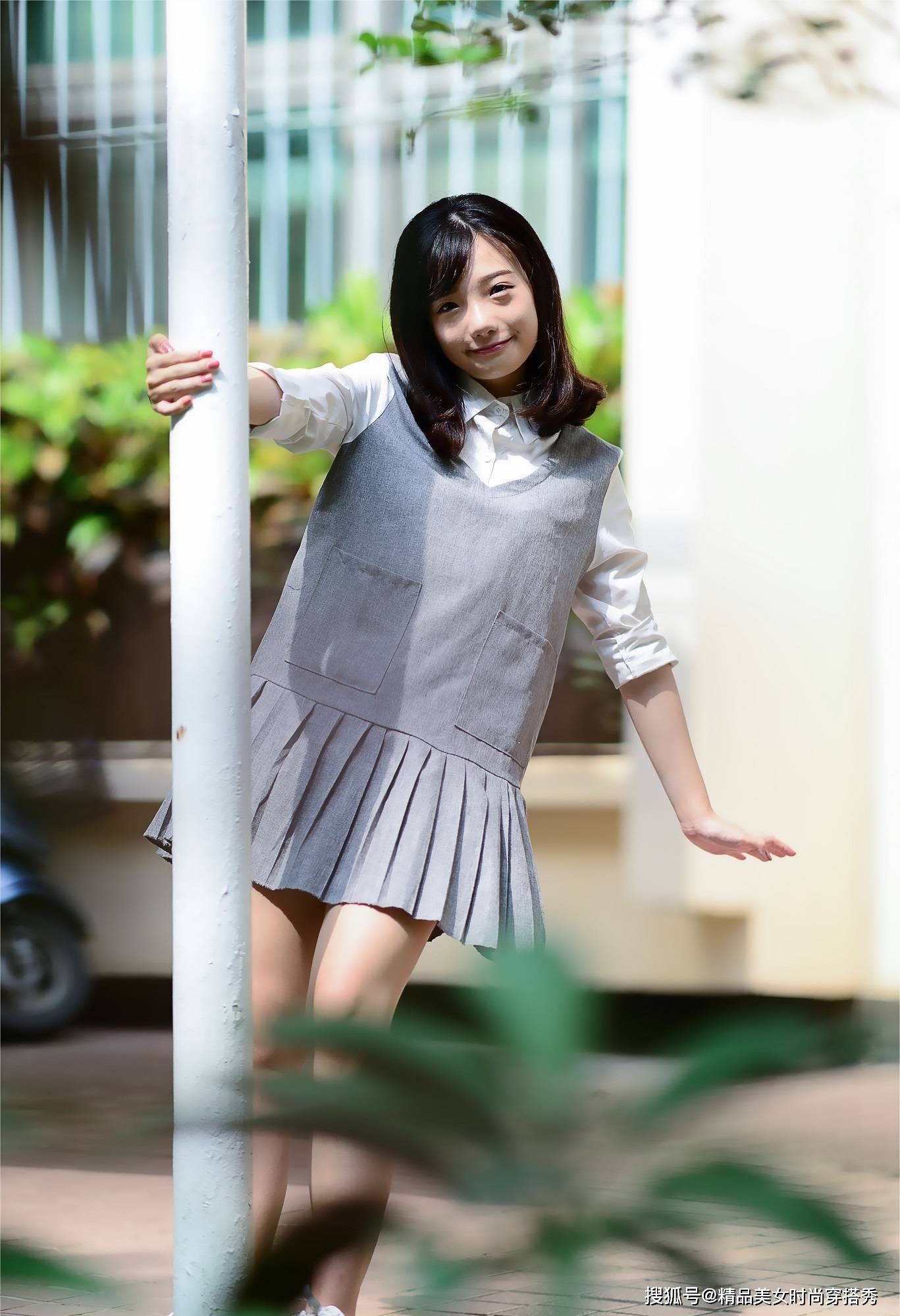 塑造出|美女身穿拼接衬衫百褶裙假两件套，妥妥的纯情少女风