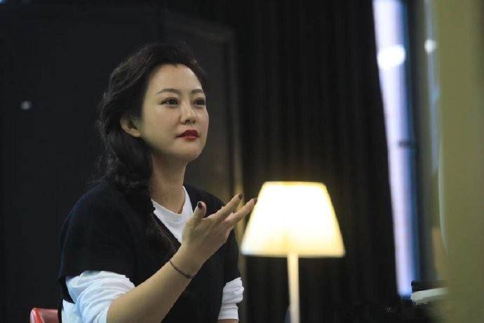 looks|郝蕾穿衣真大胆，针织背心开叉到腋下，叠穿连衣裙，意外很时髦