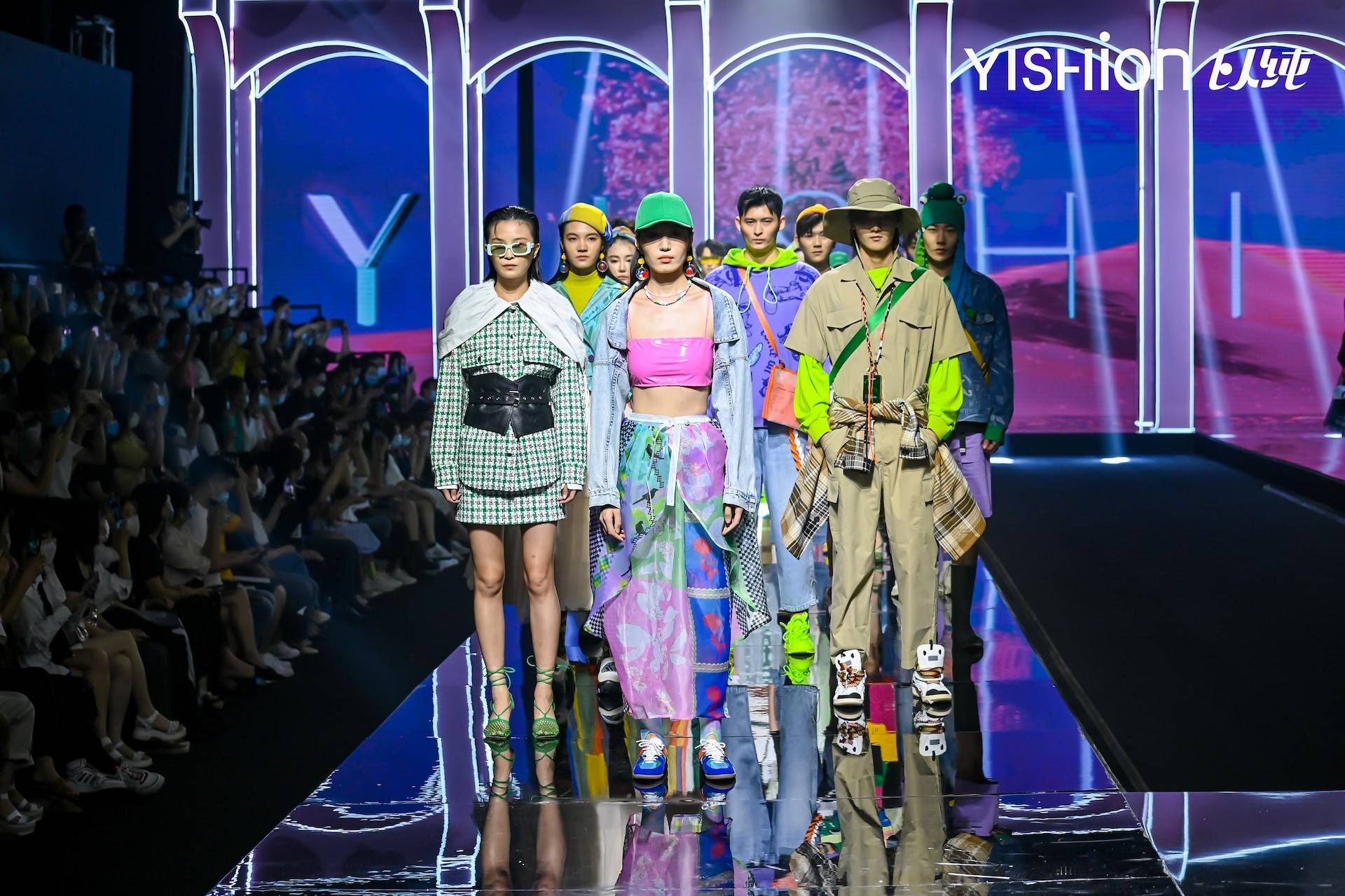 全球|「UPLOADING 时空穿行者」YISHION以纯2022春夏时装秀