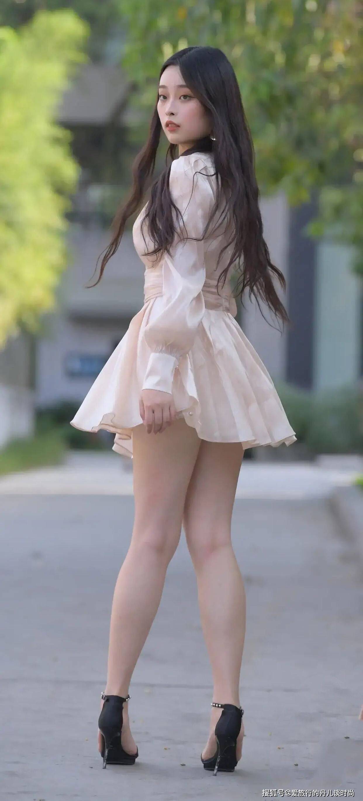 黑色|美女小姐姐穿条真丝裙就很显魅力，一看就像大户人家出身