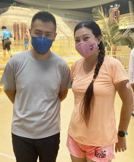 身材|51岁傅明宪罕见露面,穿T恤变胖背厚手臂粗,扎双麻花辫难掩老态