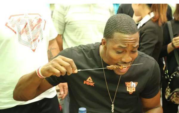 美食|NBA吃货遇上中国美食：马努给6款零食评分，字母弟一人吃9桶泡面