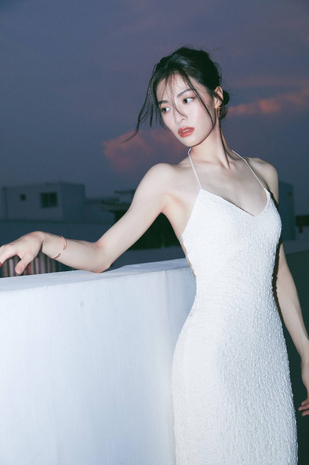 鱼尾|钟楚曦晒时尚大片，穿吊带鱼尾长裙，微乱发丝风情万种美成了仙女