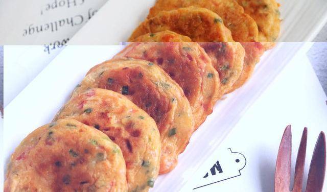 葱花|一款酸甜可口的鸡蛋饼,1个西红柿2个鸡蛋3把面粉,煎一煎搞定